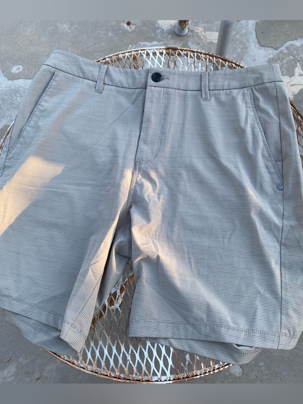 Vuori Shorts Men 32 Beige Stripe Pebble Performance Chino Stretch 8" Inseam V399